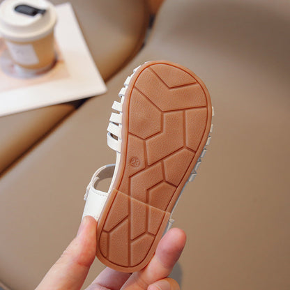 Elegante sandalen voor kinderen in de zomervakantie