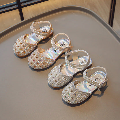 Zachte zolen, modieuze sandalen met uitsparingen