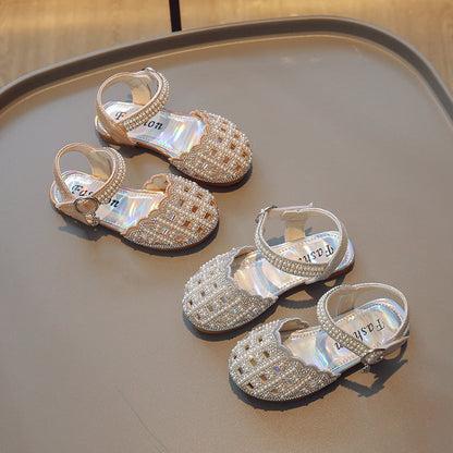Zachte zolen, modieuze sandalen met uitsparingen