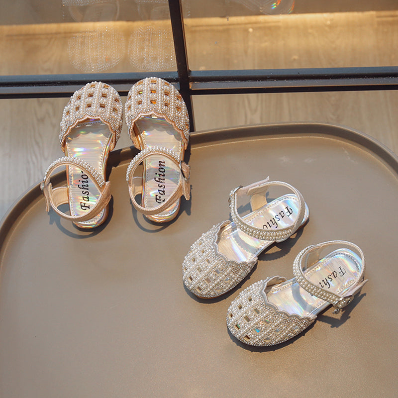 Zachte zolen, modieuze sandalen met uitsparingen