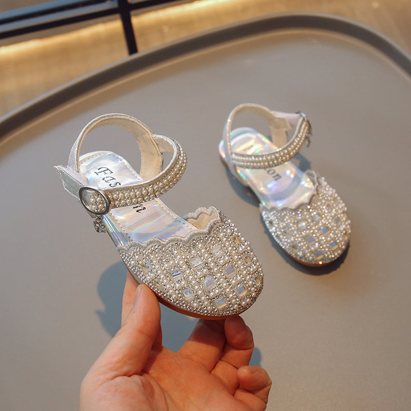 Zachte zolen, modieuze sandalen met uitsparingen