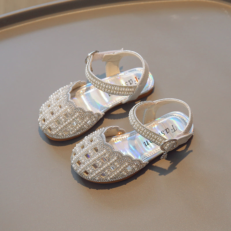 Zachte zolen, modieuze sandalen met uitsparingen
