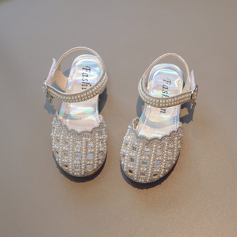 Zachte zolen, modieuze sandalen met uitsparingen