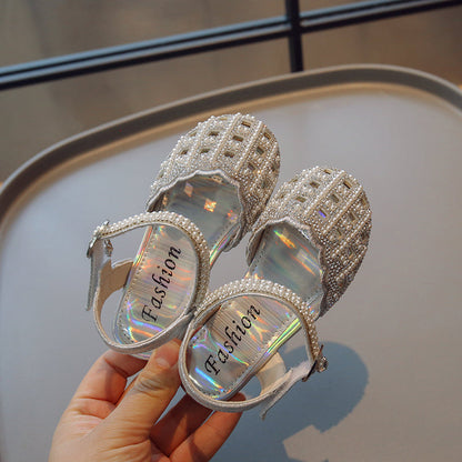 Zachte zolen, modieuze sandalen met uitsparingen