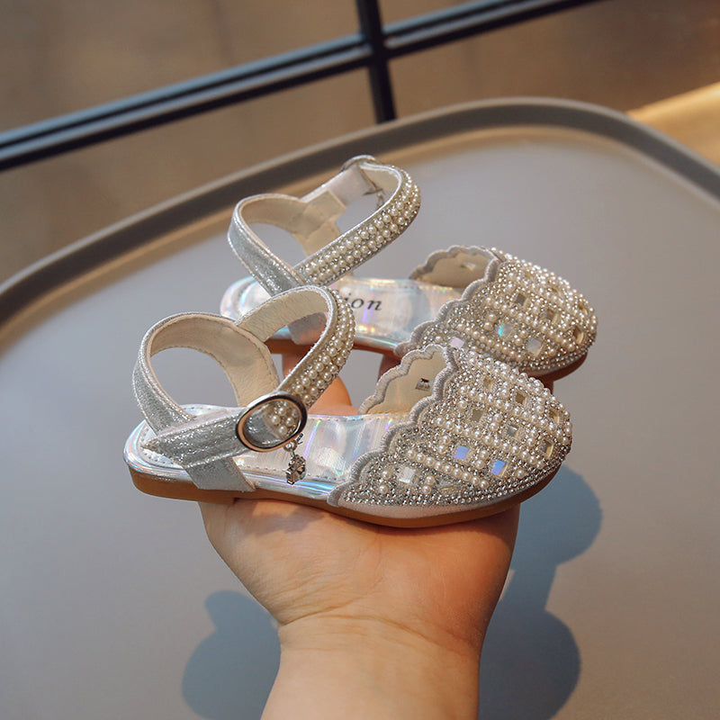 Zachte zolen, modieuze sandalen met uitsparingen