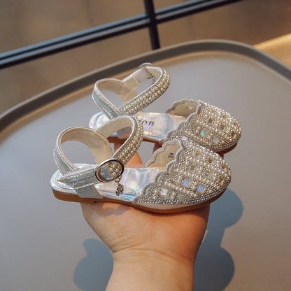 Zachte zolen, modieuze sandalen met uitsparingen
