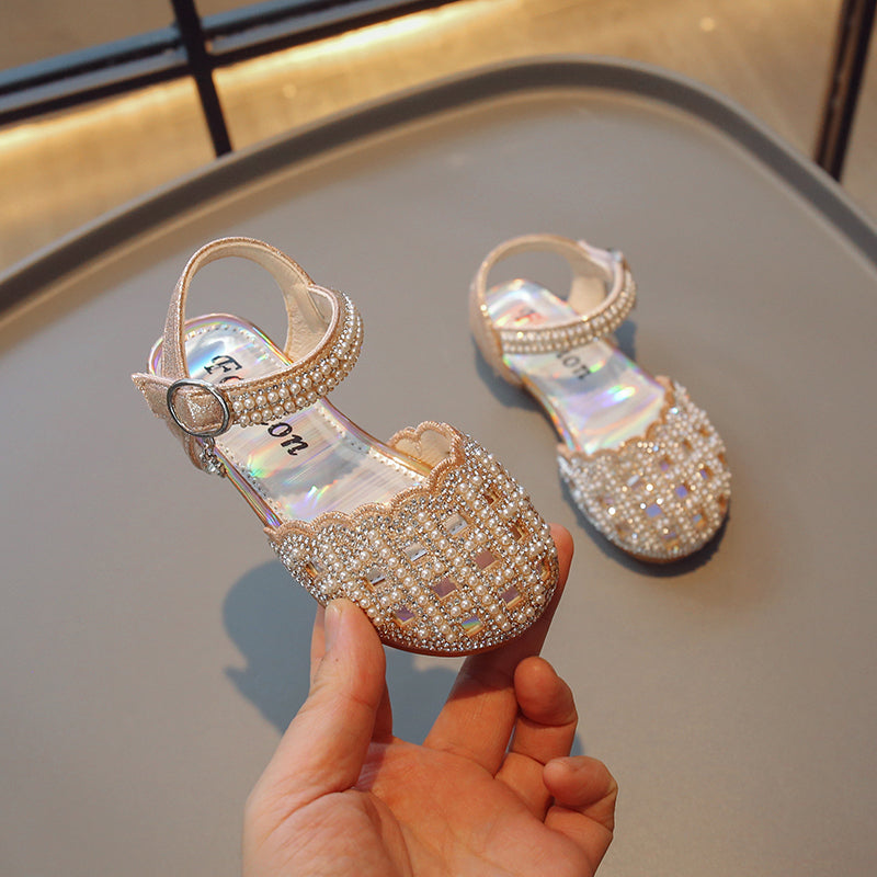 Zachte zolen, modieuze sandalen met uitsparingen