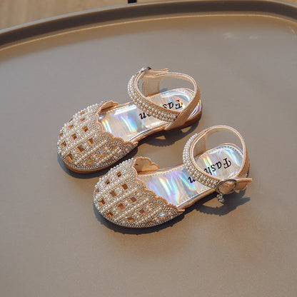 Zachte zolen, modieuze sandalen met uitsparingen