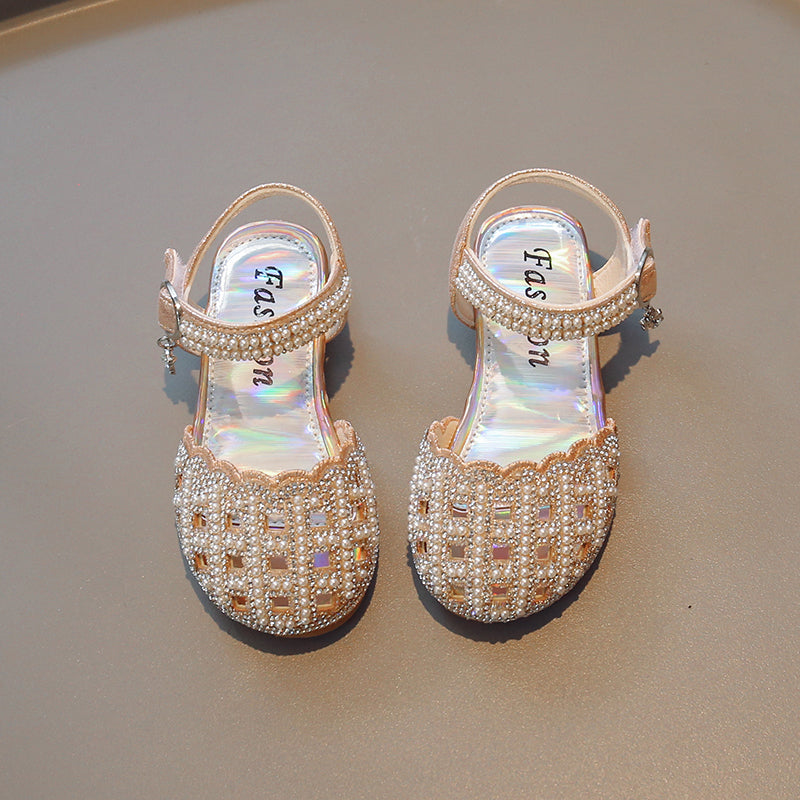 Zachte zolen, modieuze sandalen met uitsparingen
