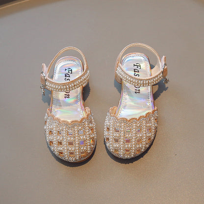 Zachte zolen, modieuze sandalen met uitsparingen