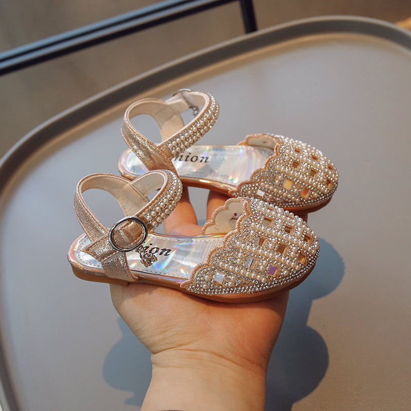 Zachte zolen, modieuze sandalen met uitsparingen