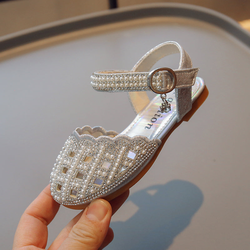 Zachte zolen, modieuze sandalen met uitsparingen