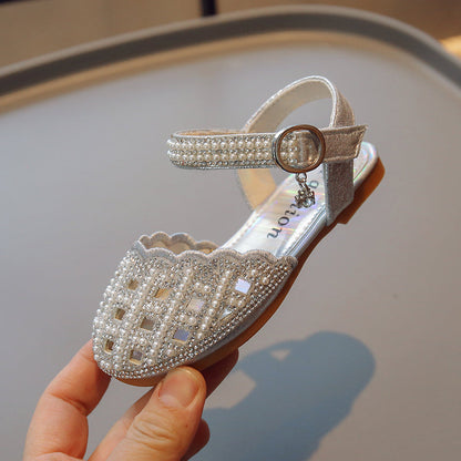 Zachte zolen, modieuze sandalen met uitsparingen
