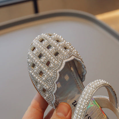 Zachte zolen, modieuze sandalen met uitsparingen