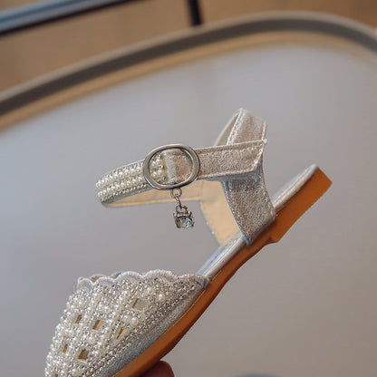 Zachte zolen, modieuze sandalen met uitsparingen