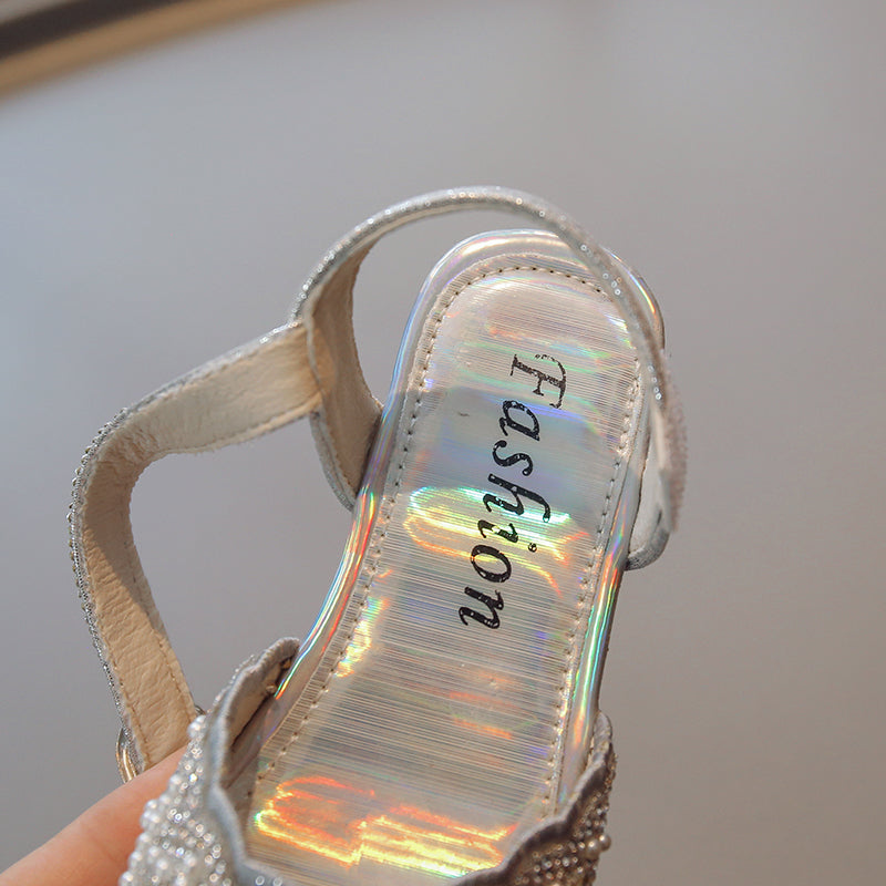 Zachte zolen, modieuze sandalen met uitsparingen
