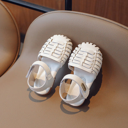 Elegante sandalen voor kinderen in de zomervakantie