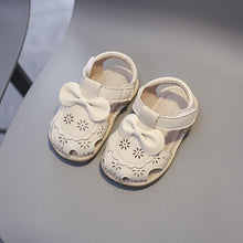 Antislip sandalen met strikpatroon voor kinderen met uitgesneden details