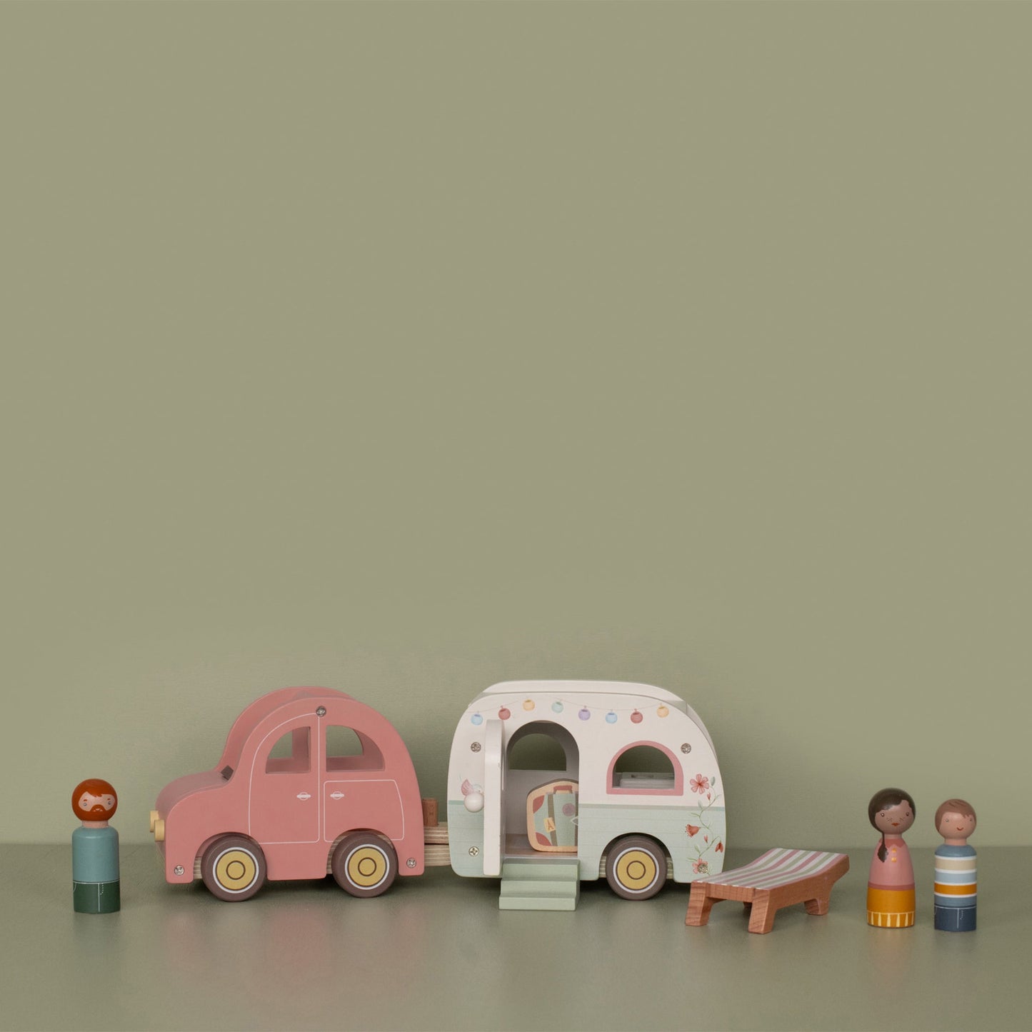 Houten speelgoedauto en caravan