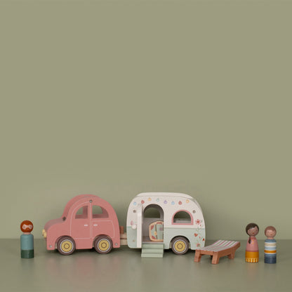 Houten speelgoedauto en caravan