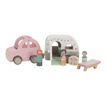 Houten speelgoedauto en caravan